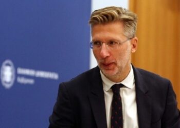 Το προκλητικό «ηλιοβασίλεμα» του Σκέρτσου που άναψε πολιτικές φωτιές