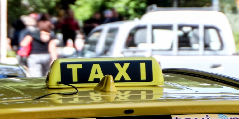 Οδηγός ταξί αρνήθηκε να μεταφέρει τυφλή παραολυμπιονίκη με τον σκύλο συνοδό της