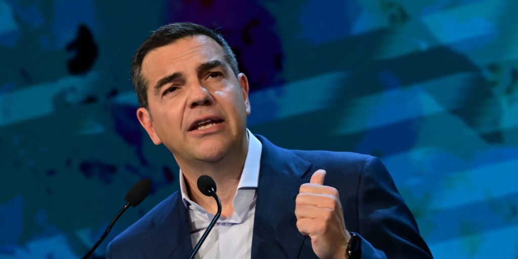 Η ώρα του πρώην πρωθυπουργού: Το συνέδριο του Economist, το «κλείσιμο» του Αλέξη Τσίπρα και τα μηνύματα για την κάλπη 