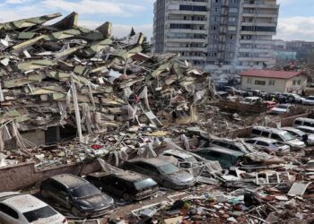 Ισχυρός σεισμός 6,1 Ρίχτερ στην Τουρκία: Ένα νεκρός, δεκάδες τραυματίες και τουλάχιστον 16 κτίρια κατέρρευσαν