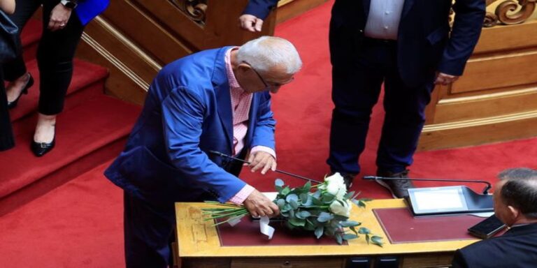 Βουλή: Ενός λεπτού σιγή για τον Απόστολο Βεσυρόπουλο