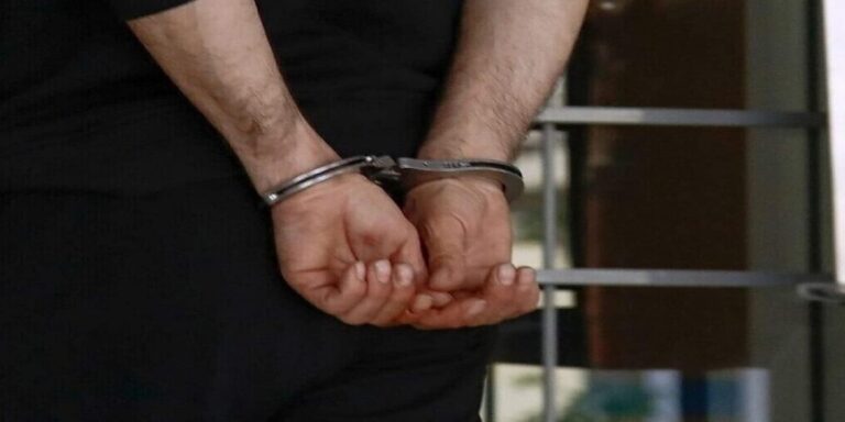 Κρήτη: «Χειροπέδες» σε δημοτικό υπάλληλο – Πήρε 6.000 ευρώ για πλαστογράφηση εγγράφου