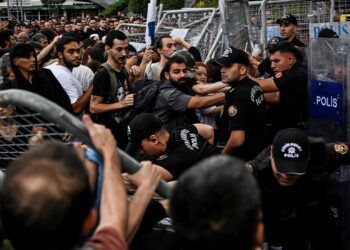 Σπρέι πιπεριού, αποκλεισμοί και “πολιορκία”: Η αστυνομία στα γραφεία της Αντιπολίτευσης στην Κωνσταντινούπολη