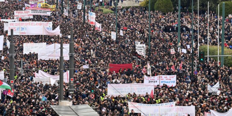 Η κοινωνία αντιστέκεται: 24ωρη πανελλαδική απεργία κατά του κυβερνητικού σχεδίου για το 13ωρο