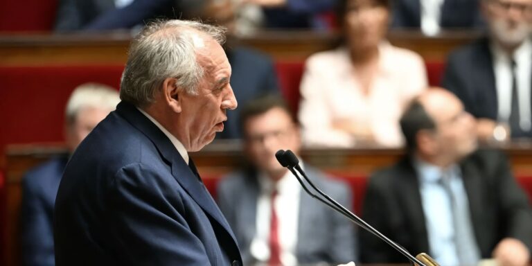 Σε πολιτική δίνη η  Γαλλία: Έπεσε η κυβέρνηση Μπαϊρού – Δύσκολη ώρα για τον Μακρόν