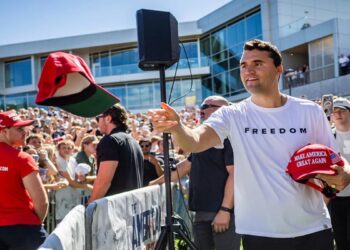 Τσάρλι Κερκ: Τα τελευταία λόγια του πριν τη δολοφονία, η στιγμή του πυροβολισμού και η αναζήτηση του δράστη από το FBI