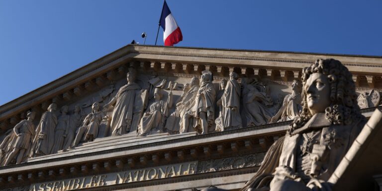 Γαλλία: Πώς ο “σεισμός” στο Ελιζέ “ταρακουνάει” Ευρώπη και Ελλάδα