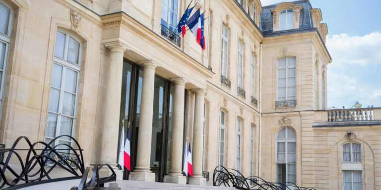 Ιστορική ήττα για το Ελιζέ στη Γαλλία: Πτώση Μπαϊρού, αδιέξοδο Μακρόν και σκιά Λεπέν