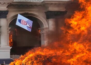 Εκτός ελέγχου το Νεπάλ: Έβαλαν φωτιά στο κοινοβούλιο της χώρας – Έκαψαν ζωντανή τη σύζυγο του πρώην Πρωθυπουργού