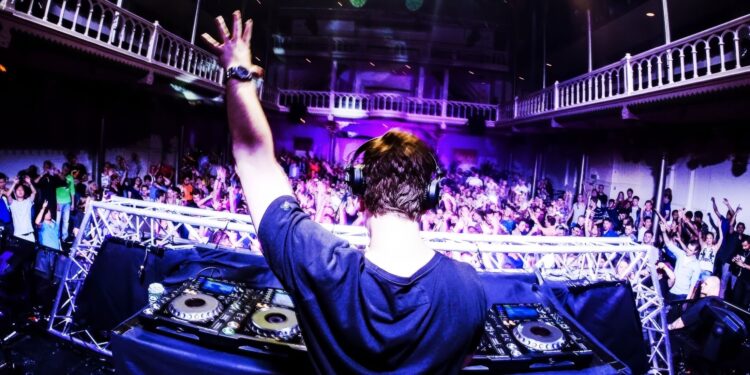 Κυβέρνηση - Υπουργός σε παρτι