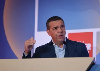 Ο Τσίπρας σέρνει το χορό και διαμορφώνει την πολιτική ατζέντα – Σε πανικό το σύστημα Μητσοτάκη μετά την ομιλία του πρώην πρωθυπουργού