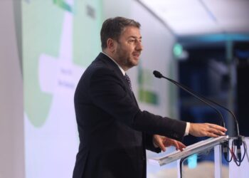 Το ΠΑΣΟΚ μειώνει την ψαλίδα του double score με τη ΝΔ και ποντάρει σε πρόωρες εκλογές 