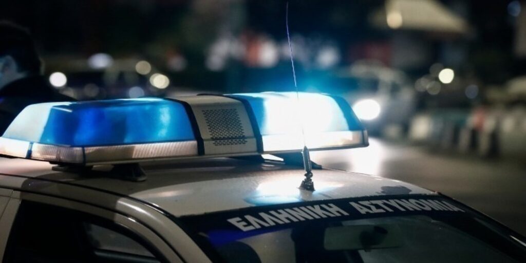 Νίκαια: Έβαλαν φωτιά σε αυτοκίνητο σωφρονιστικού υπαλλήλου – Βρέθηκε χειροβομβίδα στην αυλή του