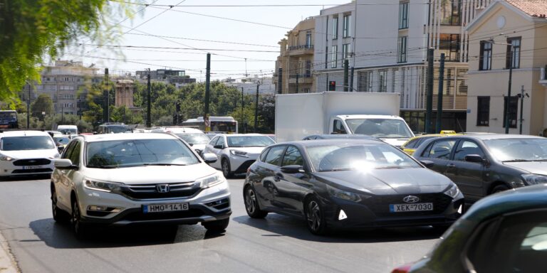 Νέος ΚΟΚ: Με πρόστιμο ο καφές στο αυτοκίνητο; – Ποιες οδηγικές συνήθειες έχουν ποινολόγιο