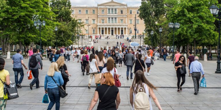 4 στους 10 νέους με 400 ευρώ: Το αφορολόγητο δεν φτάνει να κρύψει την απόγνωση