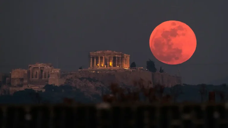 Το «ματωμένο φεγγάρι» φώτισε τον ελληνικό ουρανό (Φωτογραφίες)