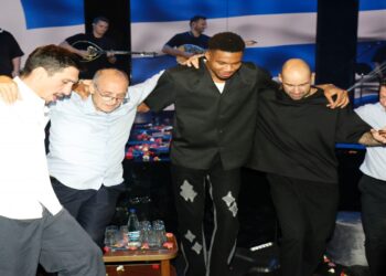 Ατελείωτο γλέντι της Εθνικής Oμάδας μπάσκετ στα μπουζούκια με τραγούδι, χορό και αστείρευτο κέφι