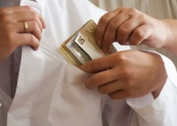 «Φακελλάκι» στο Ιππκράτειο: Έριξε την ταρίφα του στα 3.000 ευρώ – Τι λέει η γυναίκα που κατήγγειλε τον Διευθυντή κλινικής (βίντεο)