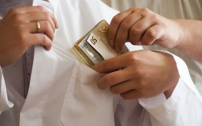 Και νέα αναβολή για τον καρδιοχειρουργό με το φακελάκι – Απών από τη δίκη λόγω ατυχήματος