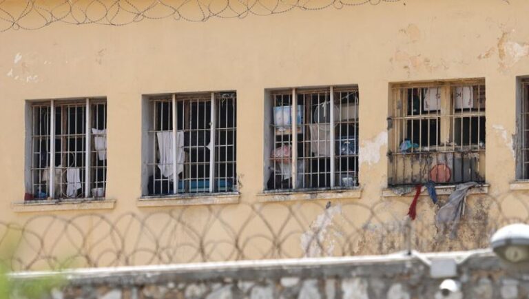 Σοκ στον Κορυδαλλό: Άγρια δολοφονία βαρυποινίτη μέσα στις φυλακές