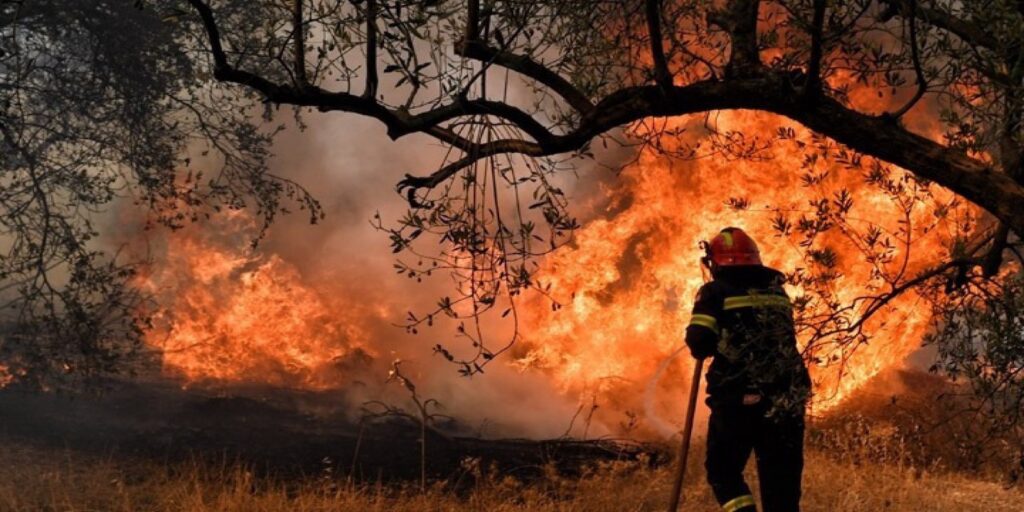 Φωτιά στο Καματερό – Σηκώθηκαν εναέρια μέσα