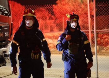 Σε εξέλιξη η φωτιά στον ΧΥΤΑ στο ακρωτήρι Χανίων