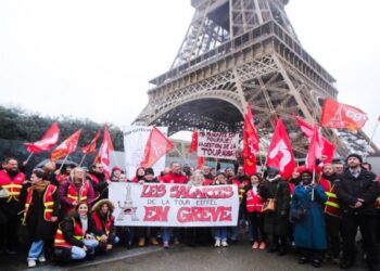 Μέρα απεργιών και διαδηλώσεων στη Γαλλία κατά της λιτότητας, ασκώντας πίεση στον Μακρόν