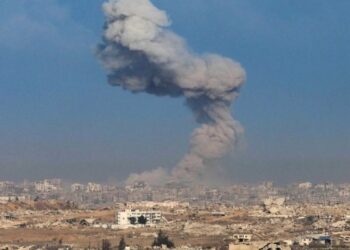 Χιλιάδες άμαχοι κατέφυγαν στη δυτική Γάζα – Διακόπηκαν οι τηλεπικοινωνίες, καταστράφηκαν υποδομές