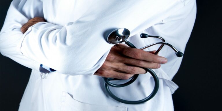 Ιπποκράτειο: Σήμερα η δίκη του καρδιοχειρουργού που ζήτησε φακελάκι – Κατηγορείται για δωροληψία