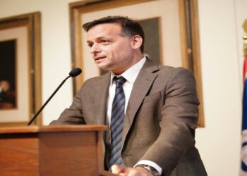 Χάρης Δούκας: «Όπου υπάρχουν παράνομα τραπεζοκαθίσματα θα μπαίνει λουκέτο»