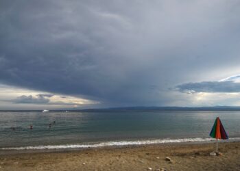 Καιρός: Νέα άνοδος της θερμοκρασίας τις επόμενες ώρες με καταιγίδες