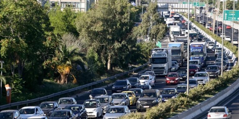 Καραμπόλα στην Ποσειδώνος: Ένας τραυματίας, μποτιλιάρισμα έως τον Κηφισό