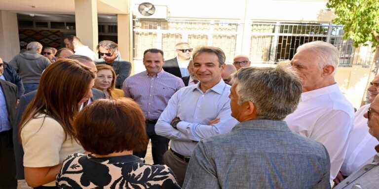 «Επενδύουμε στη δημόσια»: Στο Ωνάσειο Σχολείο Περιστερίου ο Κυριάκος Μητσοτάκης