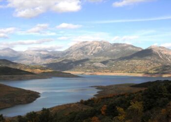 Meteo: Η λίμνη του Μόρνου έχει την μικρότερη έκταση της τελευταίας δεκαετίας