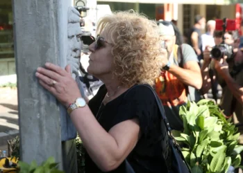 Παύλος Φύσσας: Πλήθος κόσμου στο Κερατσίνι στην πορεία για τη δολοφονία του – Συγκινητικές στιγμές με τη μητέρα του στο μνημείο