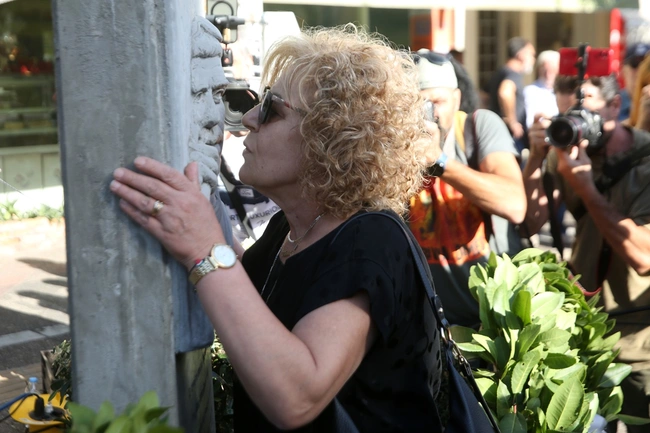 Παύλος Φύσσας: Πλήθος κόσμου στο Κερατσίνι στην πορεία για τη δολοφονία του – Συγκινητικές στιγμές με τη μητέρα του στο μνημείο
