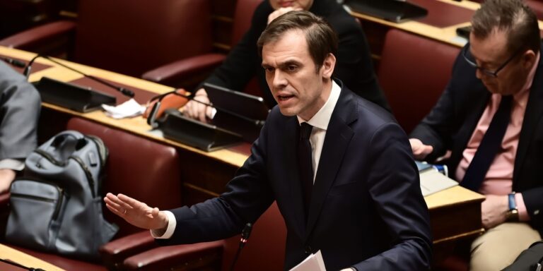 Μάντζος κατά Μητσοτάκη: “Θυσίες χωρίς αντίκρισμα, μικροπαροχές αντί για φορολογική μεταρρύθμιση”