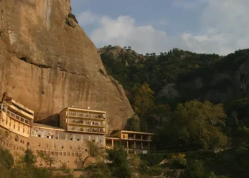 Συνελήφθη ο ηγούμενος της Μονής Μεγάλου Σπηλαίου για απόπειρα πώλησης θρησκευτικών κειμηλίων