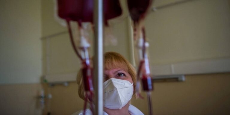 Συναγερμός για τα αποθέματα αίματος: Πάνω από 1.000 ασθενείς λαμβάνουν μειωμένες μεταγγίσεις