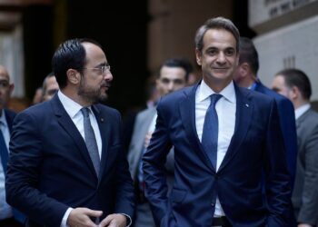 Αναβοσβήνουν τον διακόπτη της ηλεκτρικής διασύνδεσης