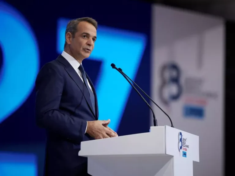 Πυρ ομαδόν από την αντιπολίτευση για την ομιλία Μητσοτάκη – Τι δεν είχε το «καλάθι» της ΔΕΘ  και το… ελευθέρας στα καρτέλ