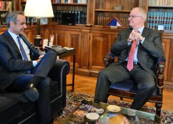 Μητσοτάκης σε Τασούλα: «Μειώνουμε τους φόρους και αυξάνουμε τους μισθούς»