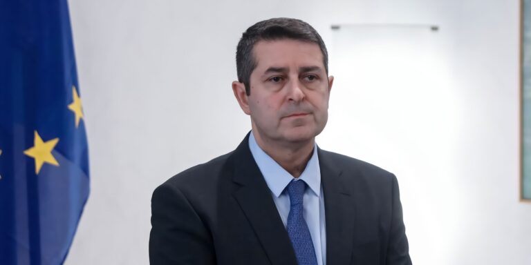 Βουλή: Νέα σιωπή Μυλωνάκη για την αποκάλυψη ότι το Μαξίμου γνώριζε τις συνομιλίες για τον ΟΠΕΚΕΠΕ