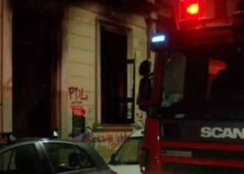 Υπό έλεγχο η φωτιά σε εγκαταλελειμμένο σπίτι στα Πατήσια