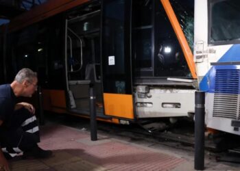 Σύγκρουση τραμ με λεωφορείο στον Πειραιά – Ποια είναι η πιθανή αιτία του ατυχήματος