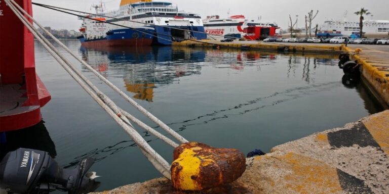 Δεμένα τα πλοία στα λιμάνια λόγω συμμετοχής της ΠΝΟ στην απεργία