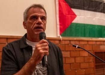 Τάκης Πολίτης: «Ούτε μίλι πίσω» – Ο ακτιβιστής Καθηγητής από την πλώρη του «Παύλος Φύσσας»