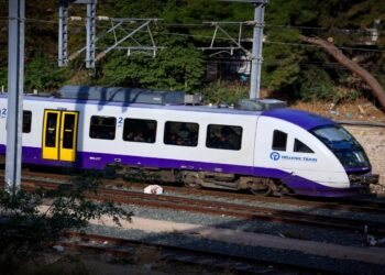 Φωτιά σε σταθμό Προαστιακού – Ακινητοποιήθηκε τρένο στην Πάτρα