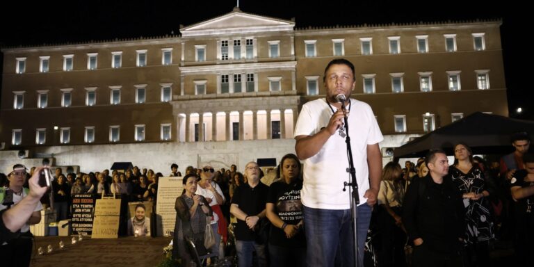 «Μέχρι τέλους»: Λαϊκή απαίτηση για αλήθεια στα Τέμπη – Χιλιάδες στο Σύνταγμα στο πλευρό του Ρούτσι
