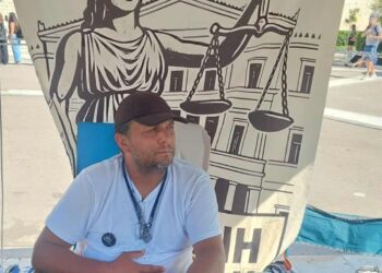 Τέμπη: Το «Nonpapers» στο Σύνταγμα πλάι στους απεργούς πείνας